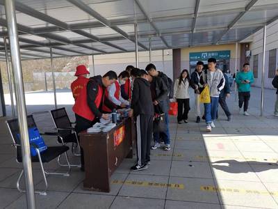 五一假期我市在高鐵高速口設(shè)立旅游志愿者服務(wù)站，暖心服務(wù)助力旅游體驗
